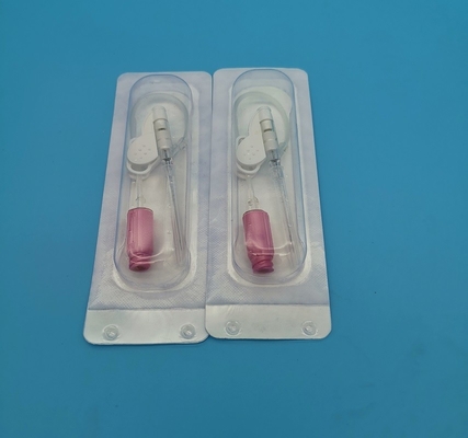 Tipo disponible rosado transfusión de la mariposa de la cánula 20G del intravenoso de sangre de la infusión de la emergencia de la presión positiva